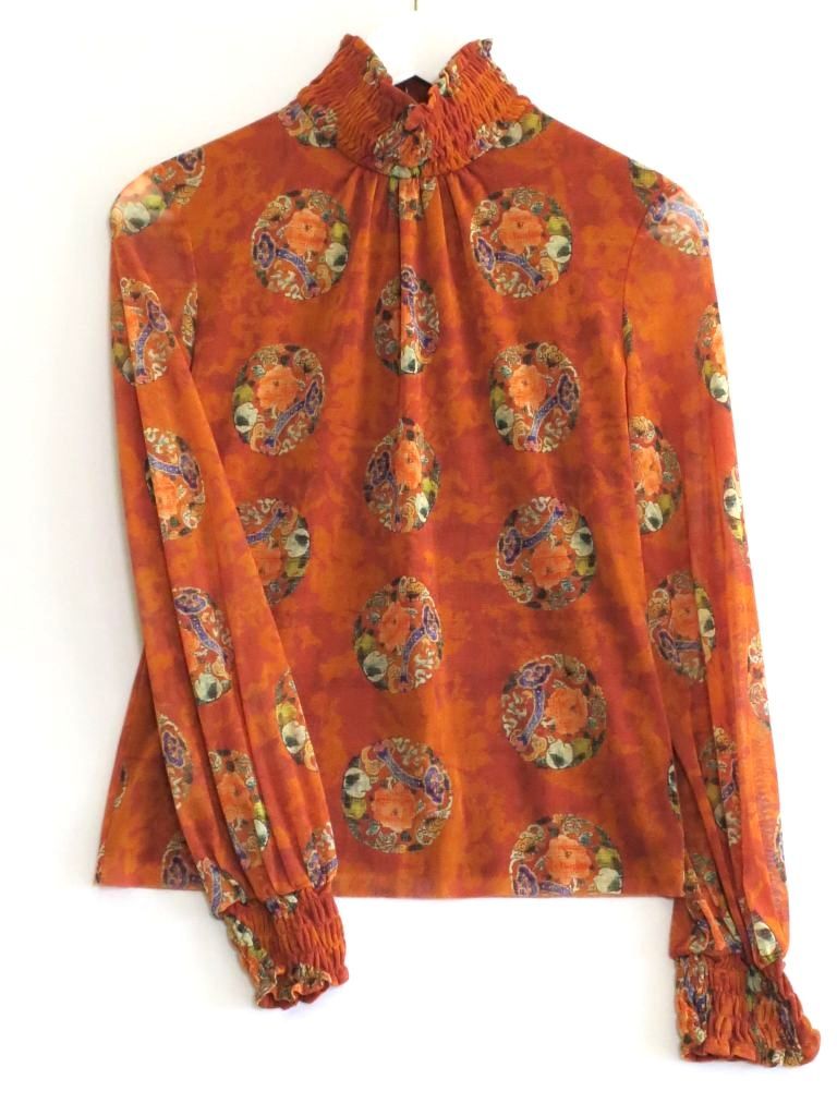 VIVIENNE TAM ヴィヴィアン タム  花柄　スタンドカラー/シアースリーブ　長袖ブラウス　ナイロン  ・0 016-210043 222498】VIVIENNE TAM ヴィヴィアン タム 花柄 スタンドカラー