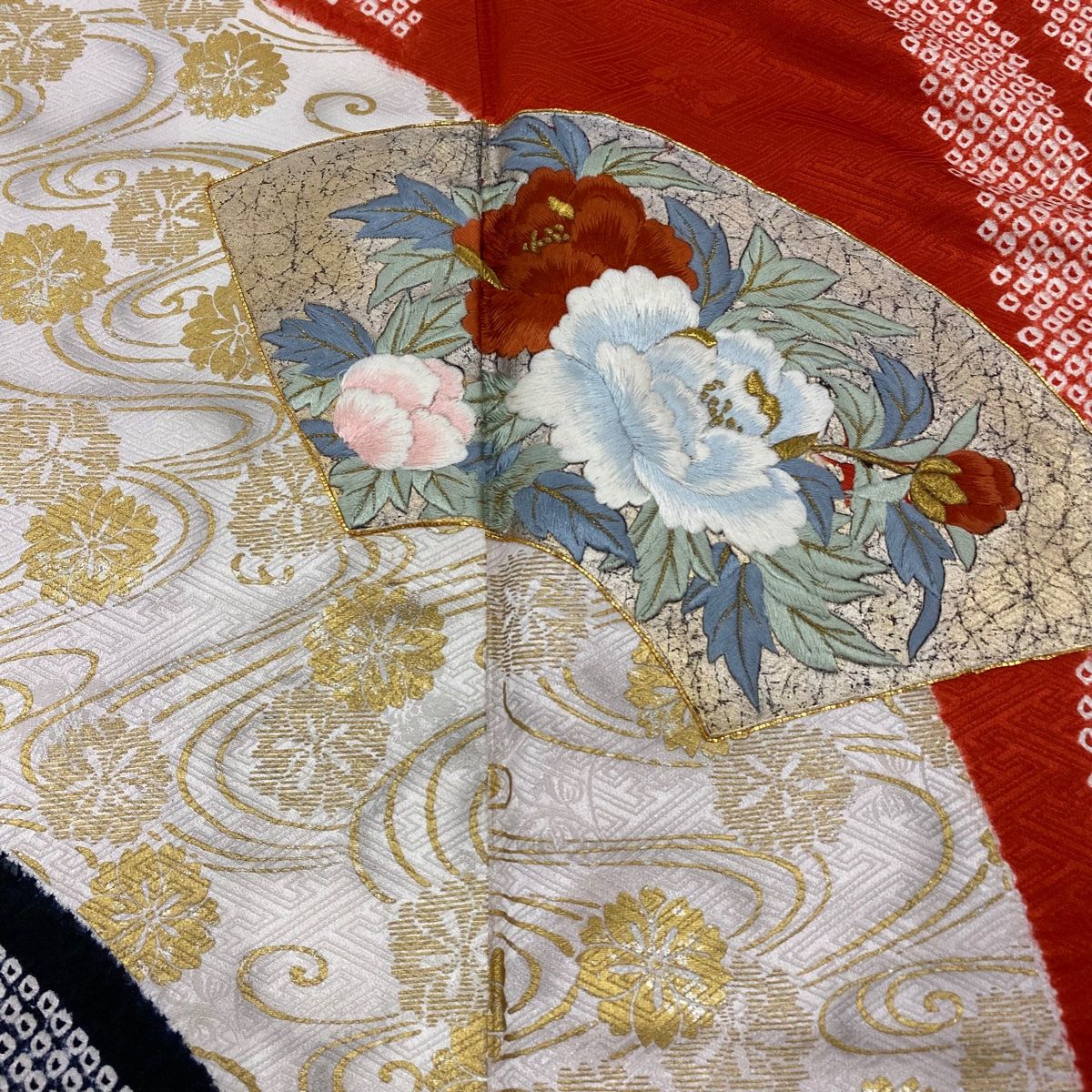正絹　振袖　部分絞り　朱色　花刺繍 正絹 振袖 朱色 部分絞り 刺繍入り - メルカリ