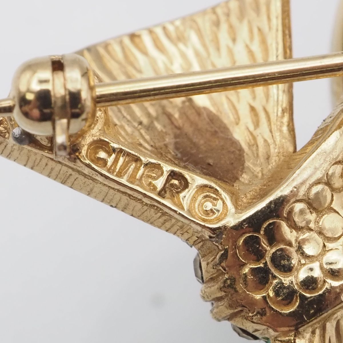 F053 サイナー CINER ブローチ ピエロ ラインストーン マルチ エナメル ゴールド デザイン SIROKUMA-CORPORATION_COM