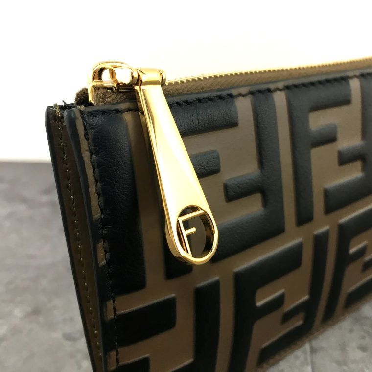 送料込み！ 未使用品 FENDI フラグメントケース 8AP161 スマート  