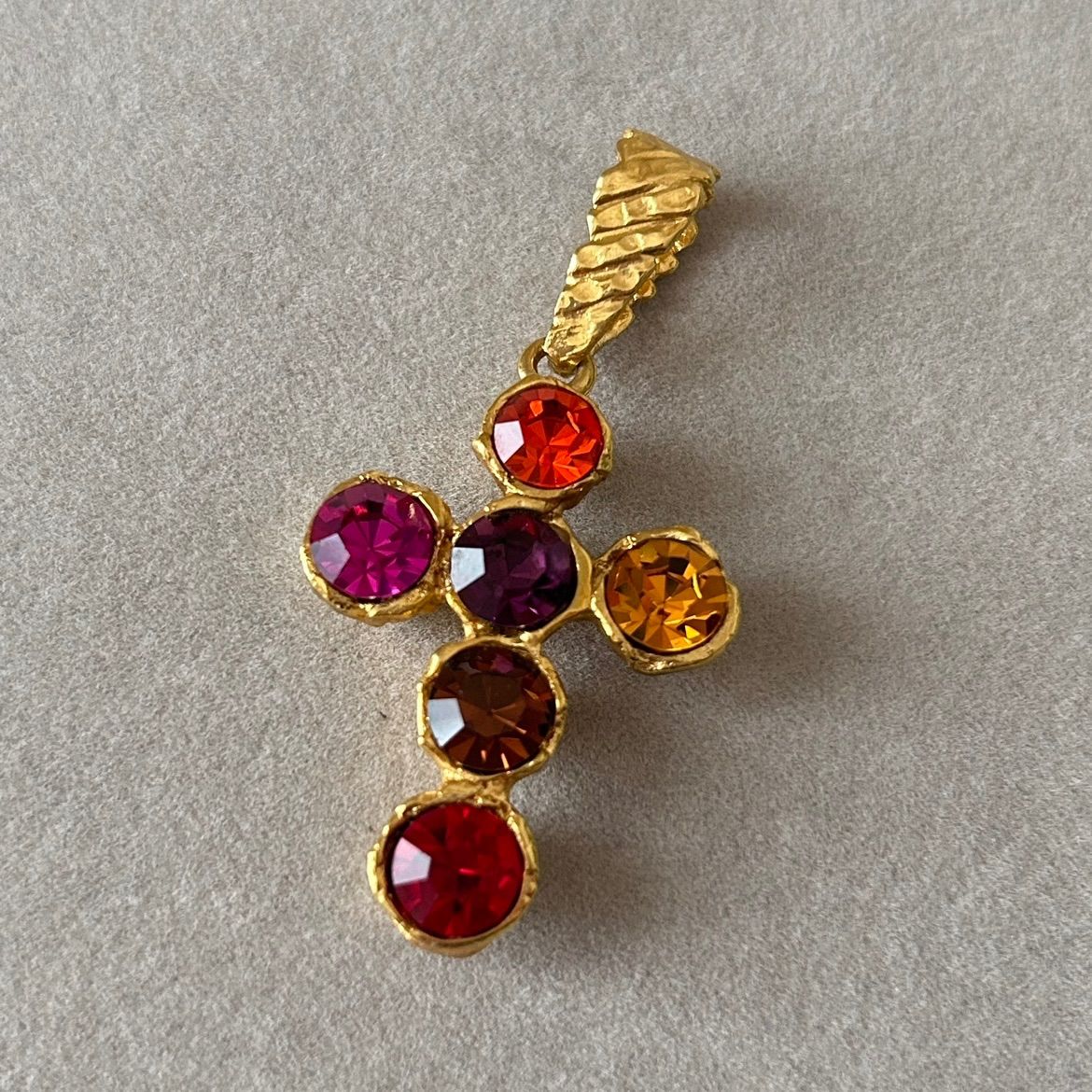 Christian Lacroix クロス ネックレストップ ラインストーン Christian Lacroix クロス ネックレストップ ラインストーン