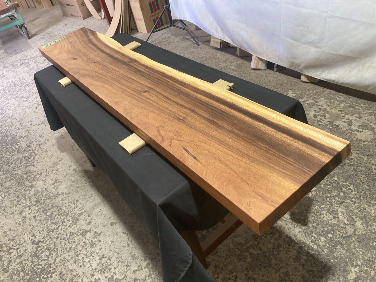 モンキーポッド9084 一枚板無垢 乾燥材 1820x320-330x53mm