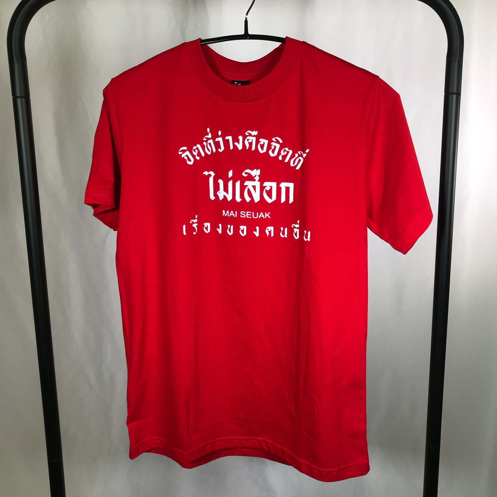 タイ語 半袖Ｔシャツ《KHEE SEUAK 》メッセージＴシャツ 赤 白文字 タイ文字 （90100118） - メルカリ