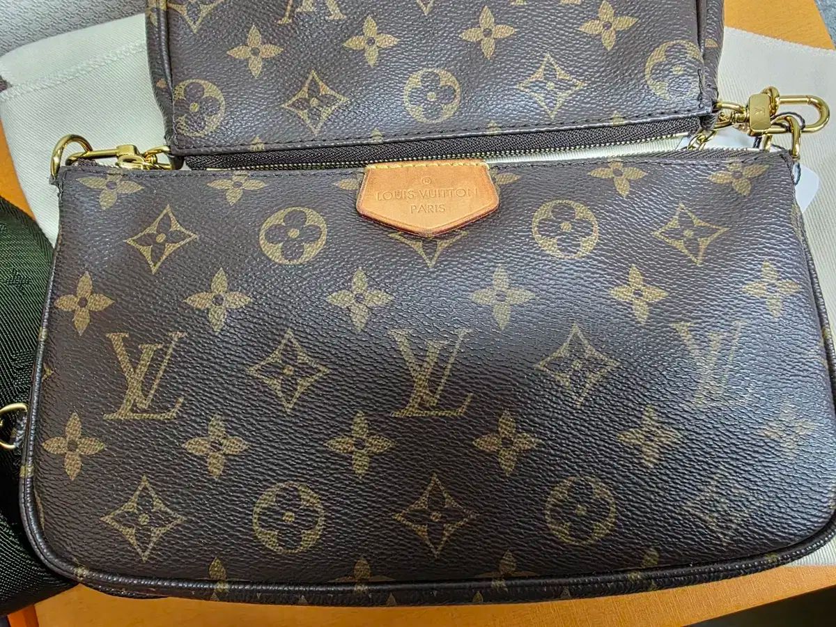 Louis Vuitton ルイヴィトン マルチポシェット アクセソワール カーキストラップ