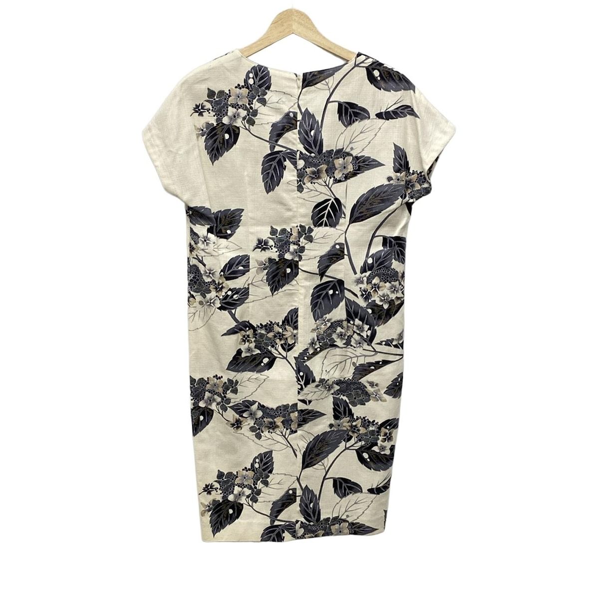 pagong パゴン ワンピース サイズM レディース - アイボリー×ダークグレー×マルチ クルーネック 半袖 ひざ丈 花柄