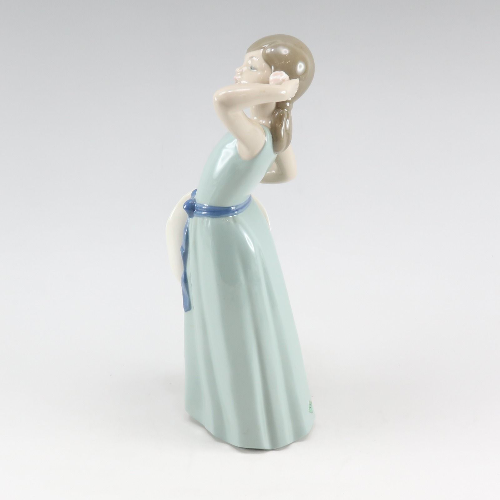 Lladro】リヤドロ なびかせて 若草色の少女 5010 ポーセリン _ Lladro】リヤドロ なびかせて 若草色の少女 5010 ポーセリン _