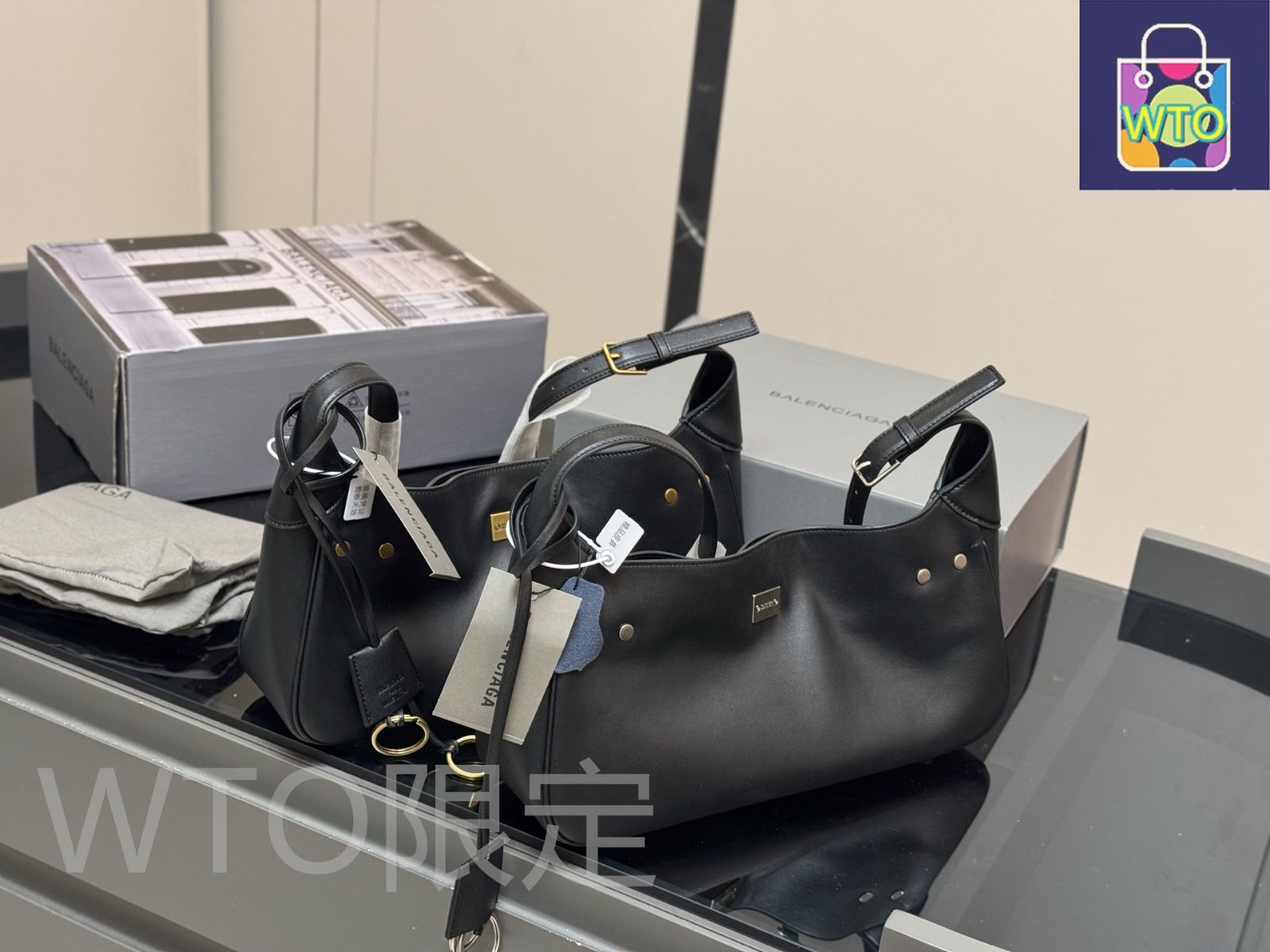 balenciaga アームバッグ 今日WTO】Balenciaga 新横型アンダーアームバッグ（34.16cm