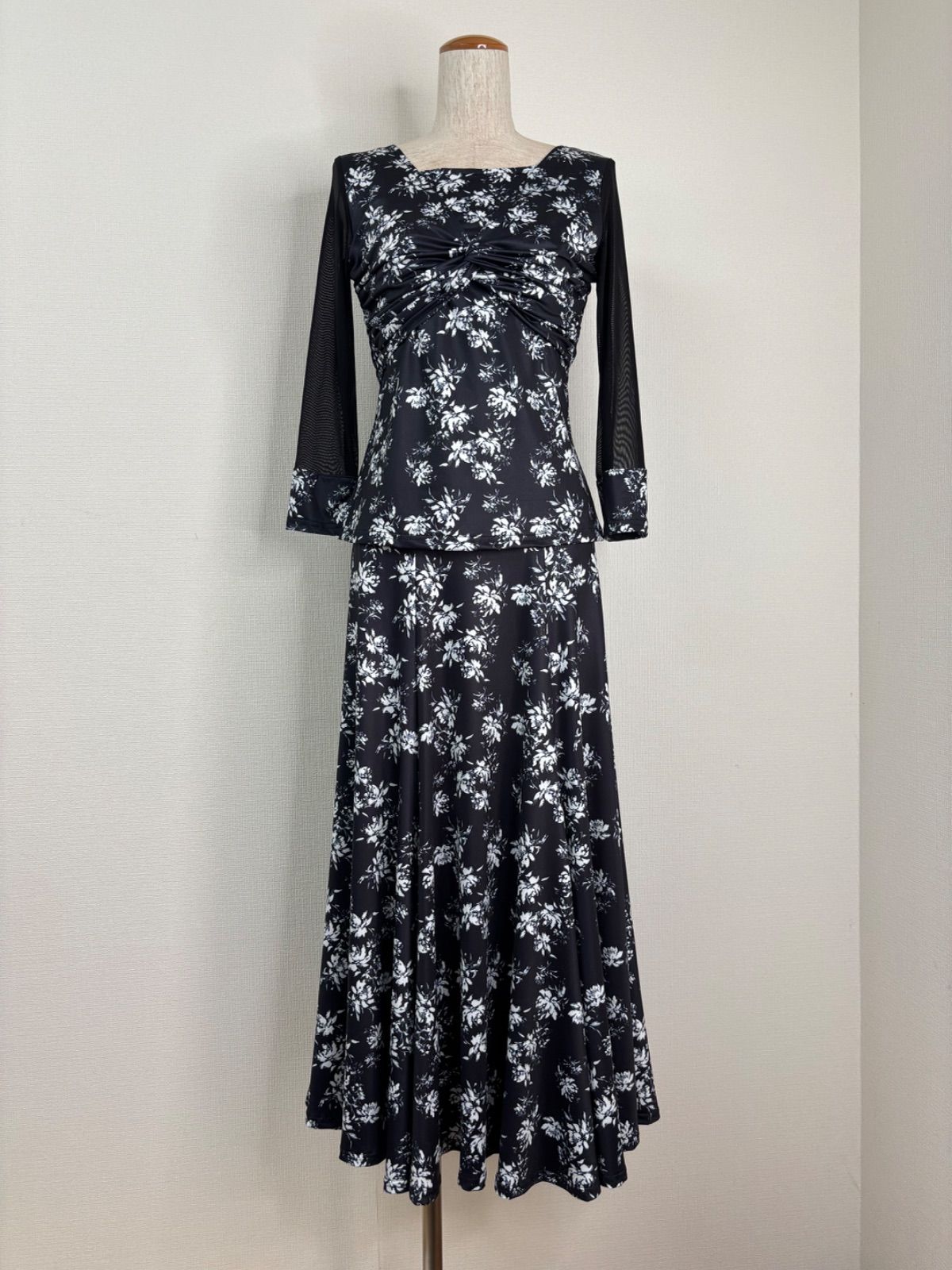 情熱的な 社交ダンス ブラック×ホワイト バックリボントップス 前後お好みフリル-ストーンバックルスカート セットアップドレス 衣装