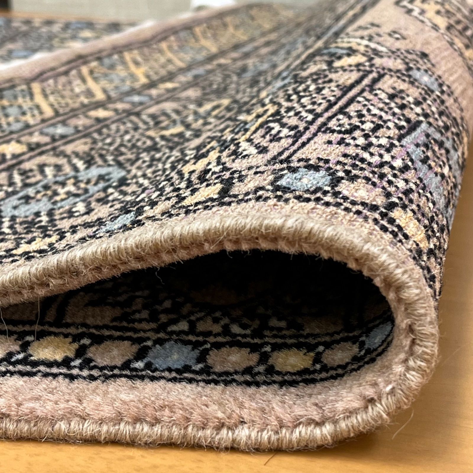 ペルシャ絨毯の本場 イラン産！輝く、多色織、高密度 絨毯！100×150cm