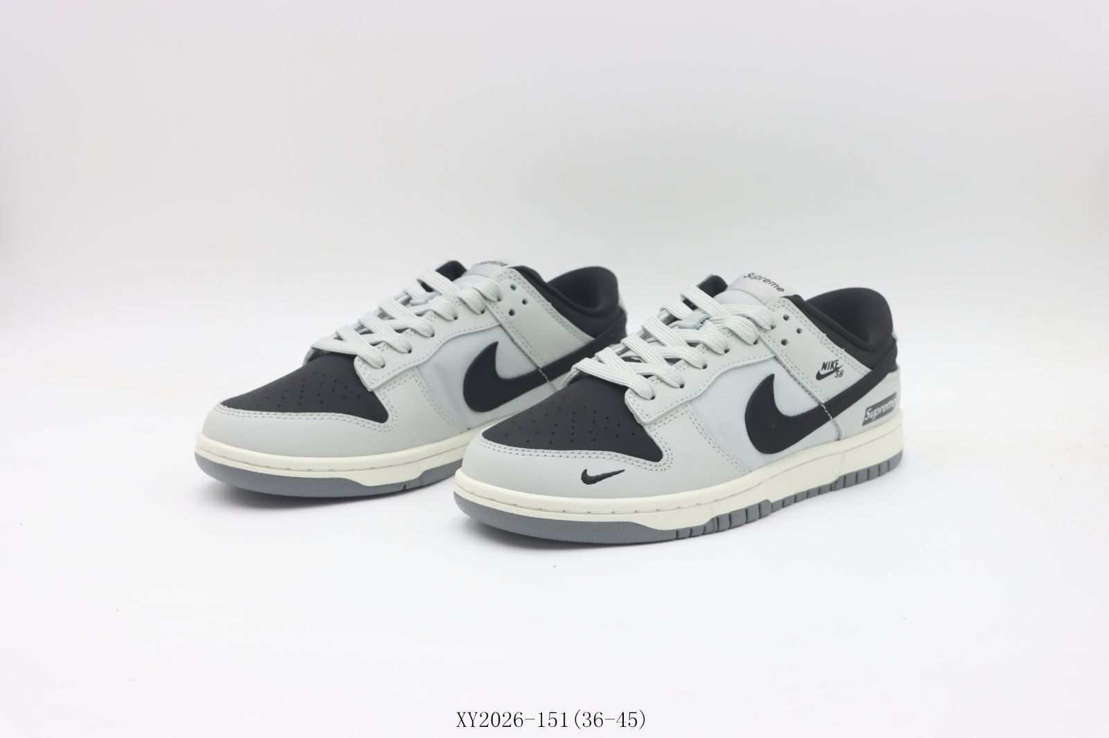 Nike スパイク付きスニーカー ホワイト/グレー NIKE FA25 NIKE SHOX TL PRINT メタリックシルバー/サミット