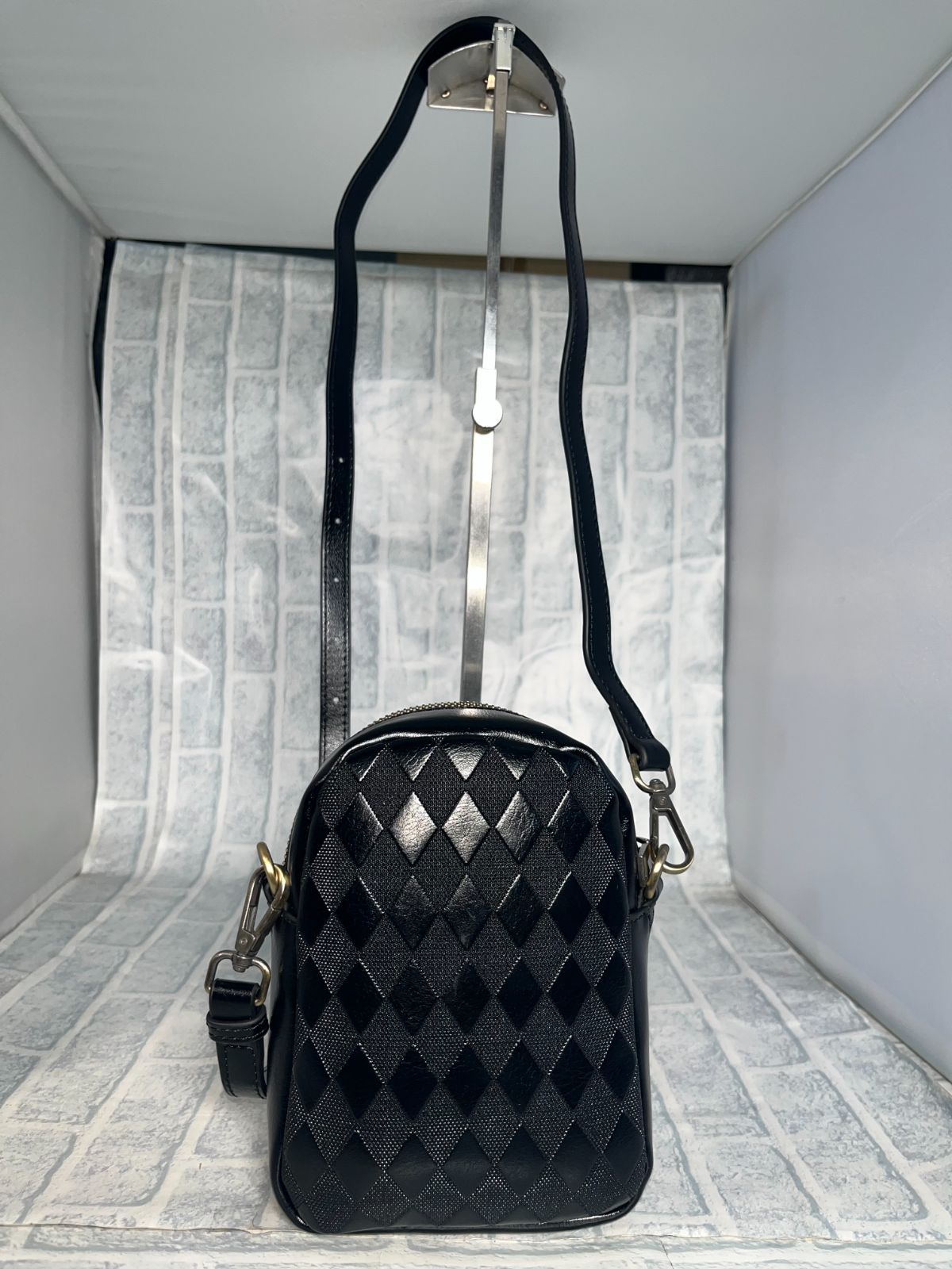 Rebecca ショルダーポシェット Wファスナー型 牛本革 トップグレードレザー ツヤありレザー ダイヤ柄型押し レディース メンズ LR-8203ブラック 牛革 本革 レザー ポシェット ショルダーバッグ スマホポシェット ユニセックス 男女兼用