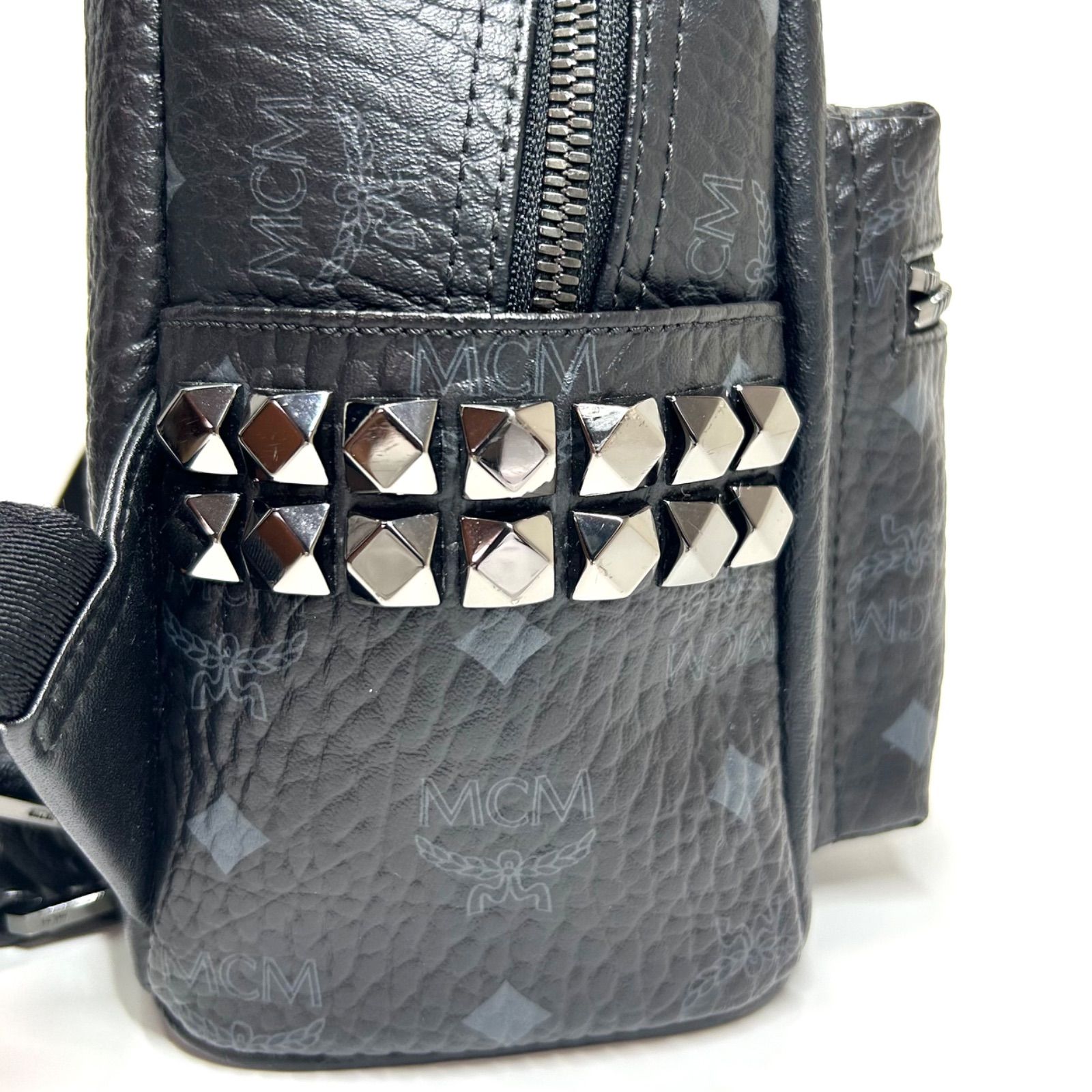 MCM エムシーエム リュック スタッツ 黒 ブラック 花柄 Small Stark サイドスタッズ バックパック - ヴィセトス