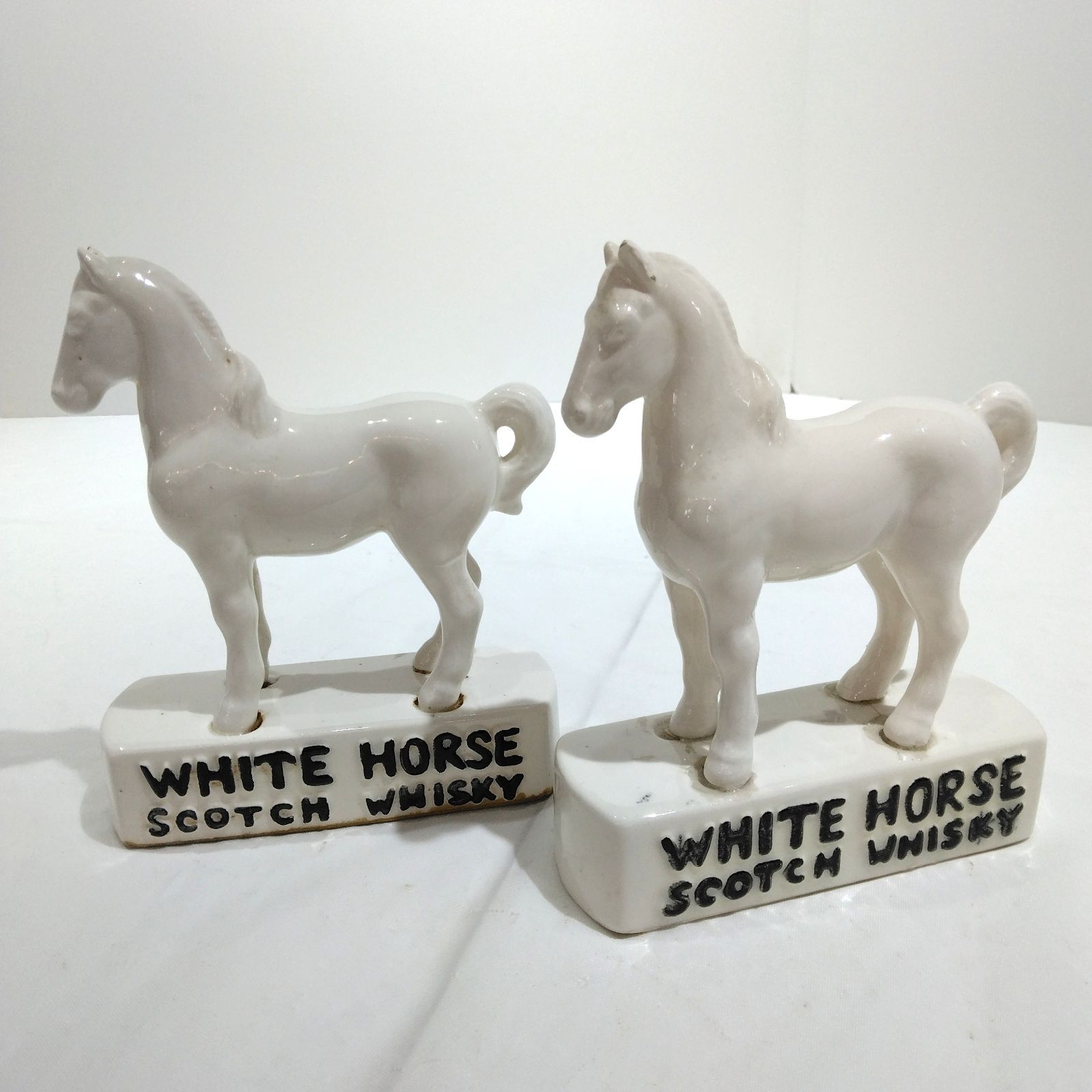 陶器 馬の形状 フィギュア 2体セット WHITE HORSE ウイスキー 陶器製 フィギュリン 白馬 2体セット