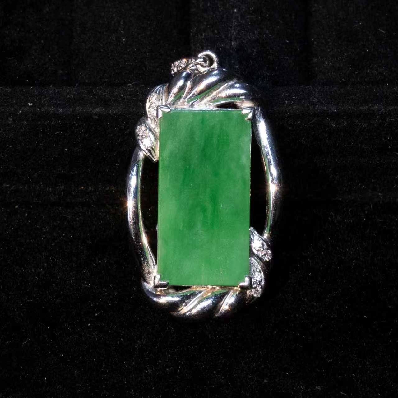 ヒスイ7.32ct ダイヤモンド0.25ct ペンダント -X10495