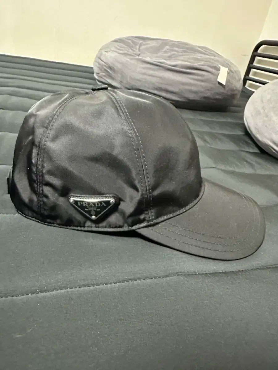 PRADA プラダ 三角ロゴ ベースボールキャップ 帽子