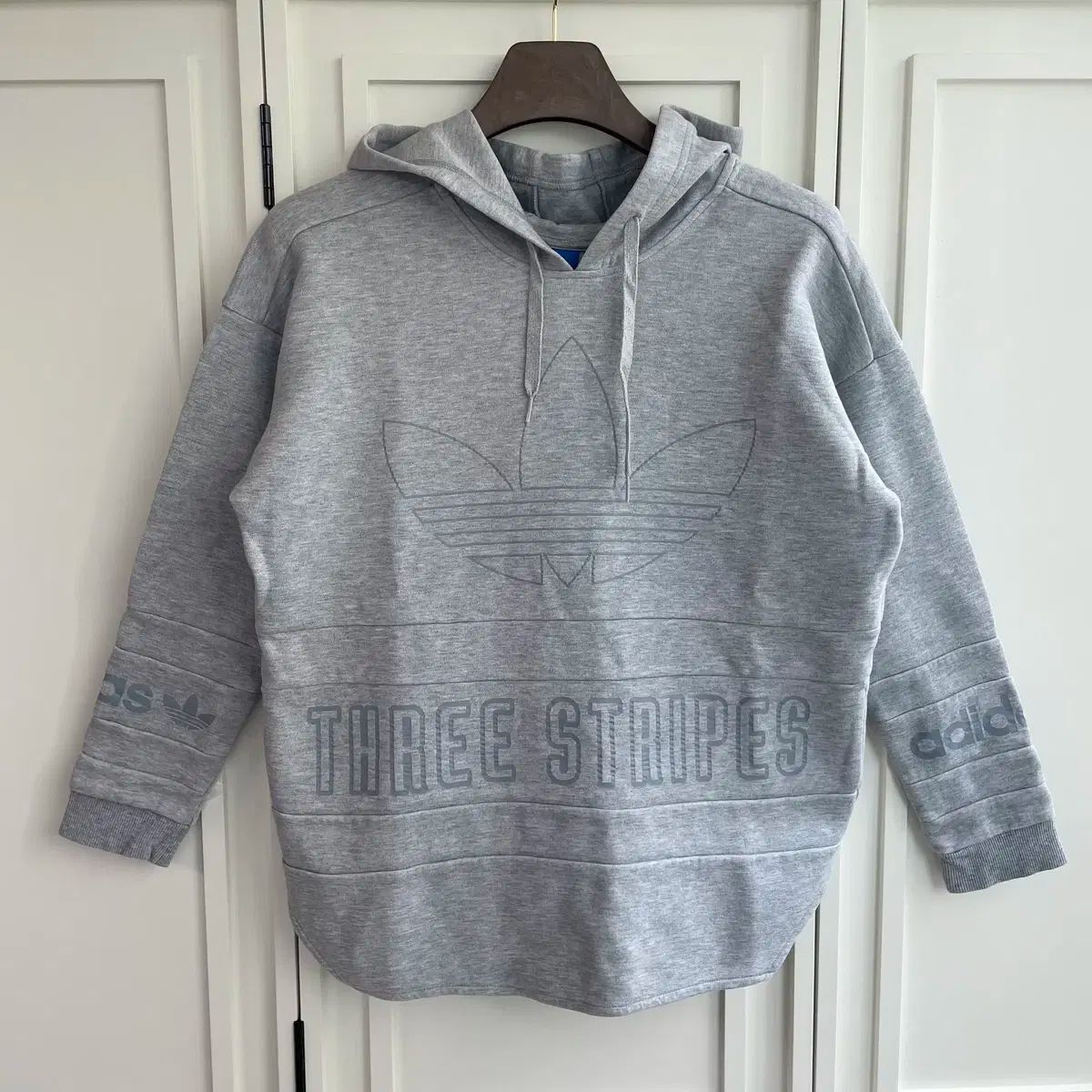 【雷市場（ポンジャン）商品韓国直送】 L adidas(アディダス) グレー フード付きTシャツ CH6099