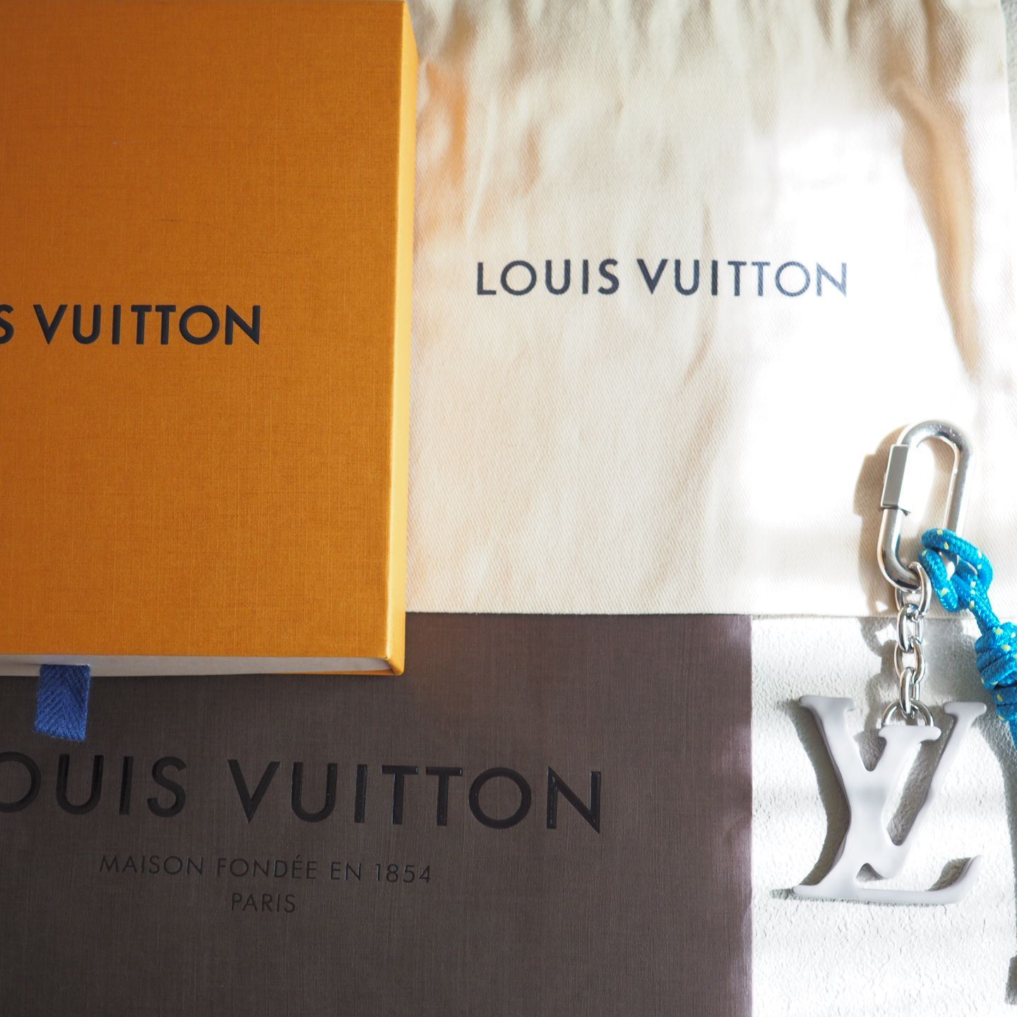 未使用極美品☆ ルイヴィトン LOUIS VUITTON ポルトクレLVシェイプ 