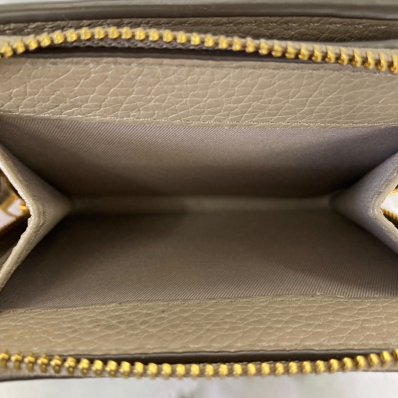 美品　Tory Burch 二つ折り財布 グレージュ Tory Burch - 美品 トリーバーチ 二つ折り財布 グレー レザー