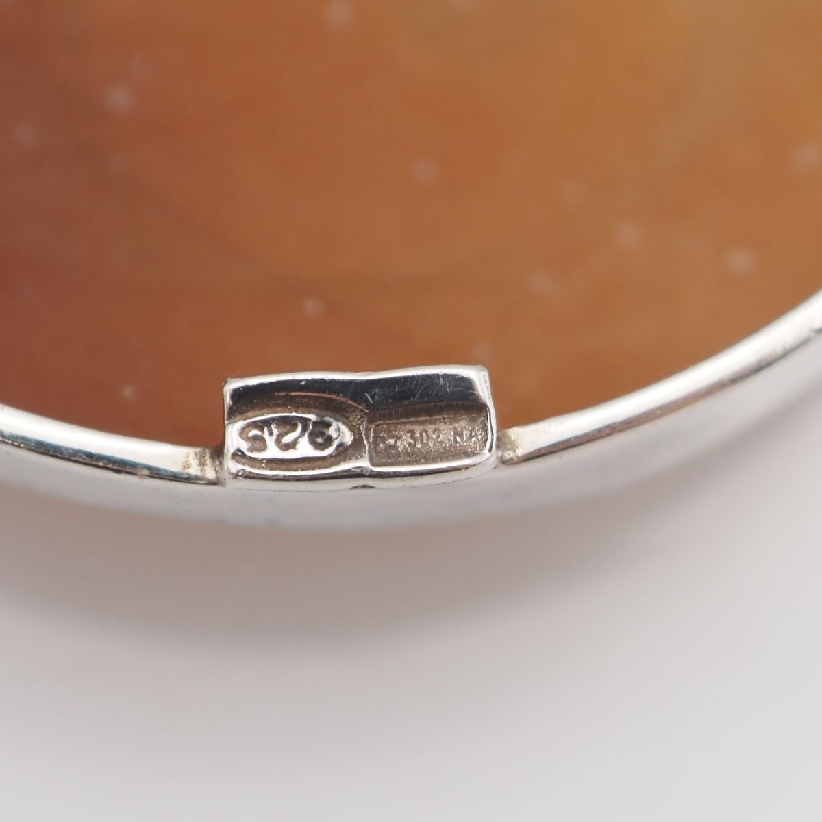 B676 シェルカメオ 925刻印 ブローチ イニシャル J デザイン