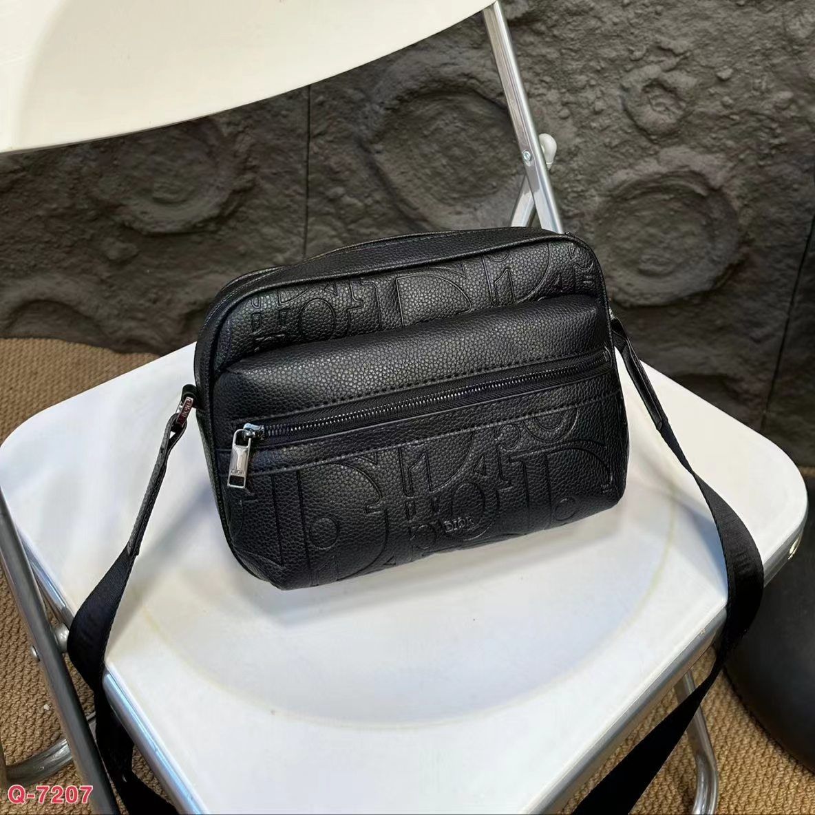 Diorhomme 黒ジップポケット ショルダーバッグ 早いもの勝ちDIOR HOMME ショルダーバッグ - メルカリ