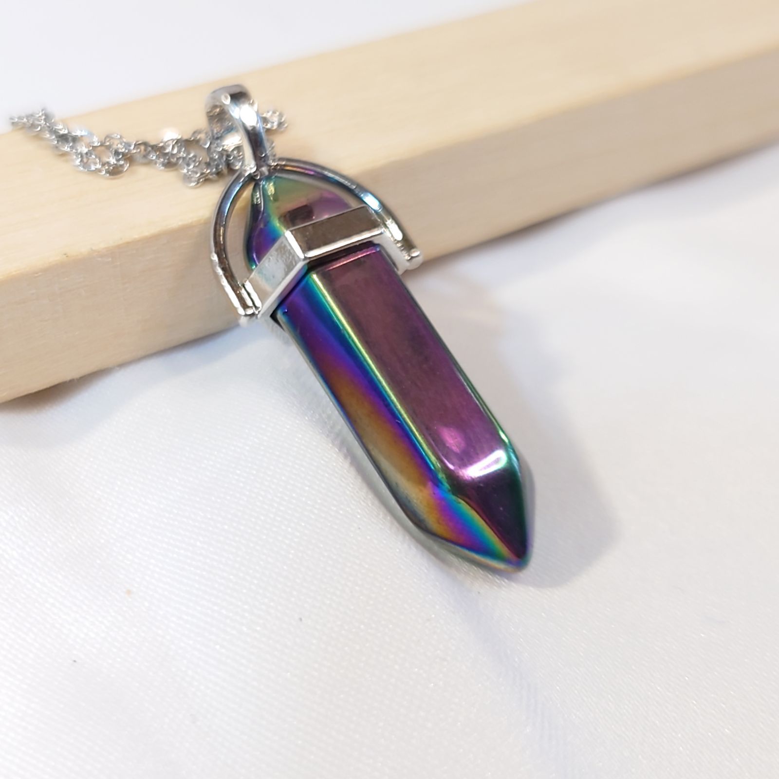 虹色に輝くレインボーチタンオーラクリスタルのダブルポイント