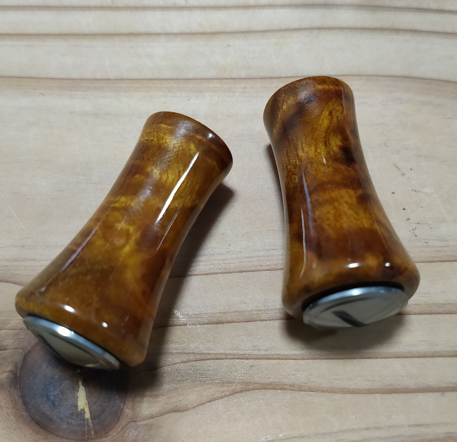 【新品未使用】ウッドノブ 天然木/シルバー 2個 ダイワ・シマノ対応 ミラー加工 ウッドノブ 2個セット シルバー ダイワ、シマノ対応 - メルカリ