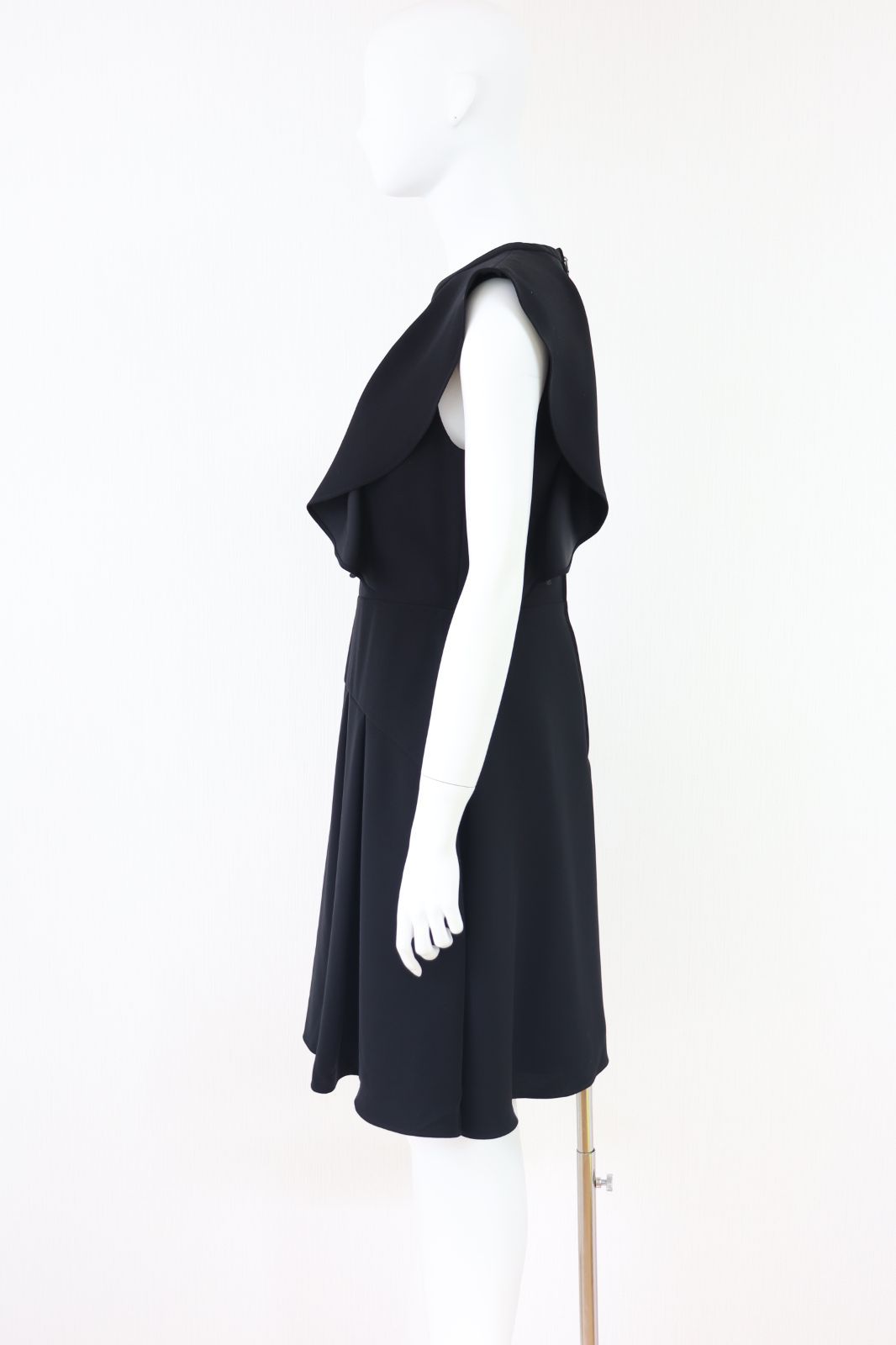 【美品】フォクシー ワンピース フリル Aライン ひざ丈 38 黒 美品】フォクシー ワンピース フリル Aライン ひざ丈 38 黒