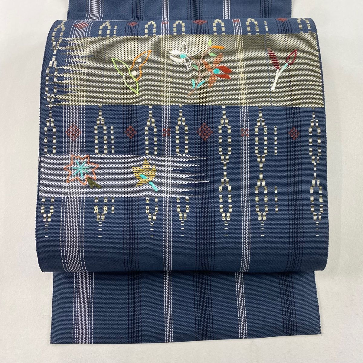 名古屋帯 名品 八寸名古屋帯 松葉仕立て 草花 霞 刺繍 藍色 正絹