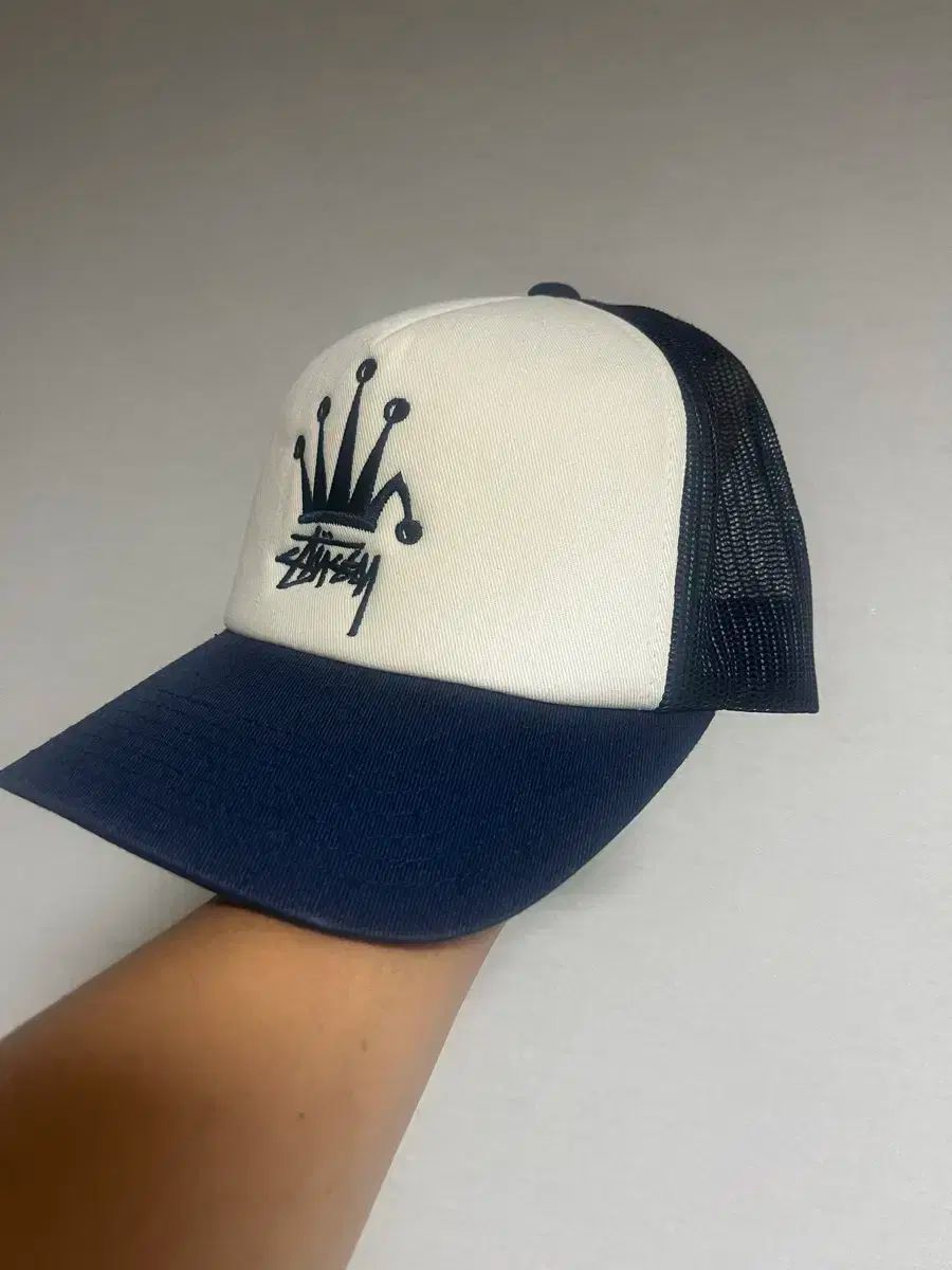 Stussy ネイビー トラッカーキャップ STUSSY【送料込】Low Pro Trucker Cut-Out Leather Snapback