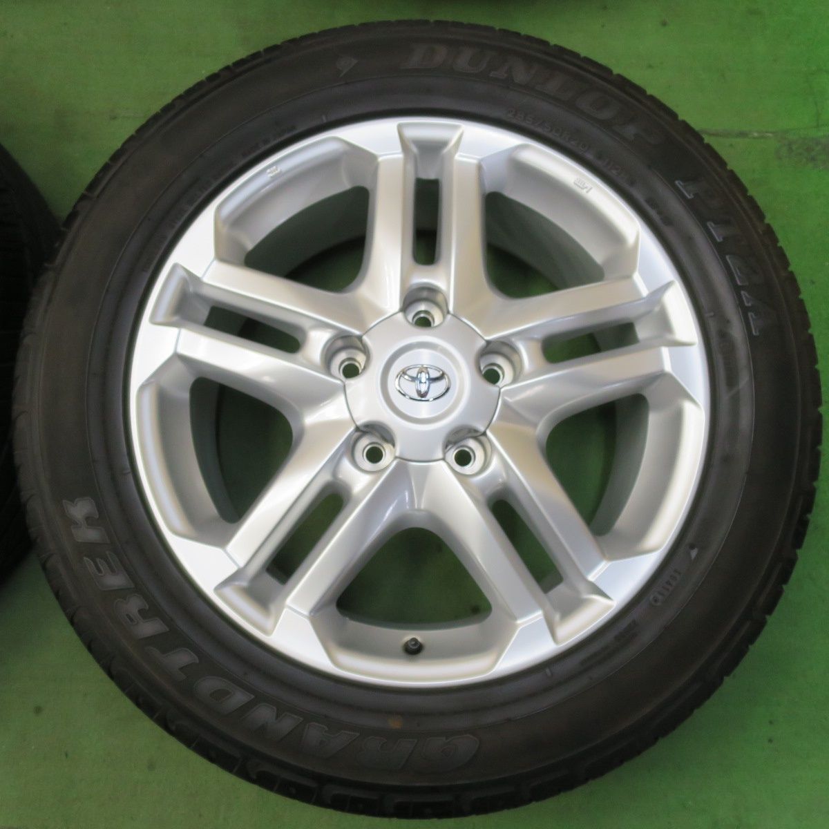 24番 バリ溝！キレイ！9.5分☆トヨタ ランクル 200 ZX 純正 285/50R20
