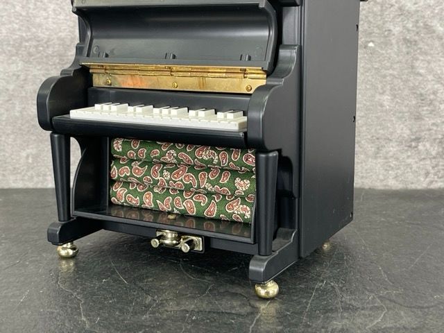 美品 DISCRETION オルゴール ピアノ型 ブラック ラブイズオール 小物