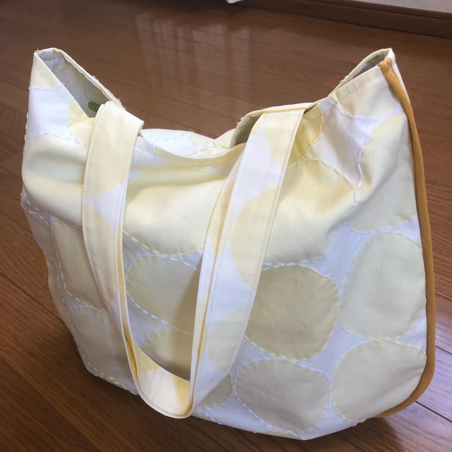 ぺったんこ 刺し子ショルダーバッグ 淡い水玉 レモンイエロー ゆったりサイズ