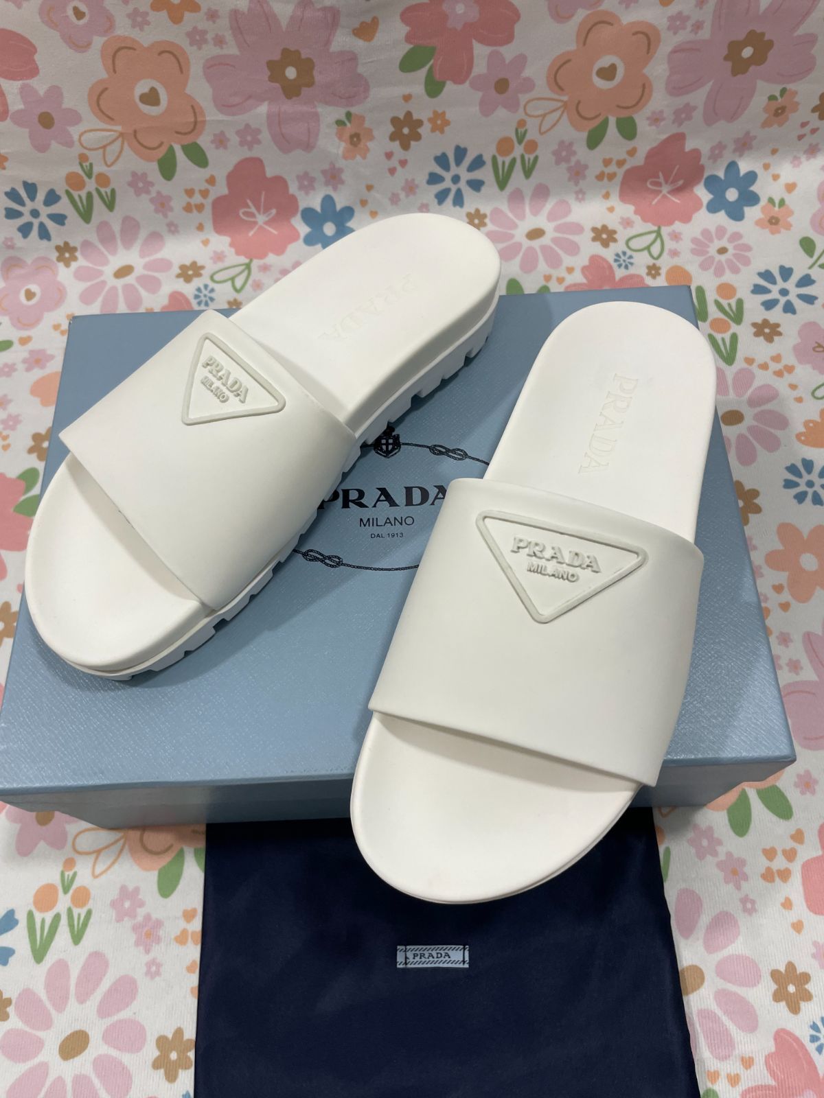 お呼ばれに！ PRADA ラバースライドサンダル ホワイト