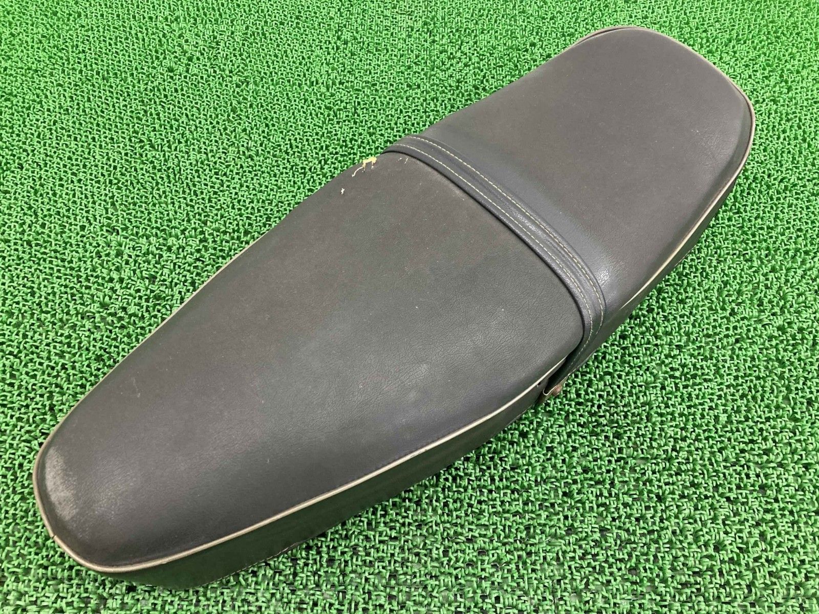 ET3 シート ピアジオ 純正 中古 バイク 部品 VMB1T-147*** ベスパ vespa シートバンド 修復素材に 車検 Genuine Rb ET3 シート ピアジオ 純正 中古 バイク 部品 VMB1T-147*** ベスパ