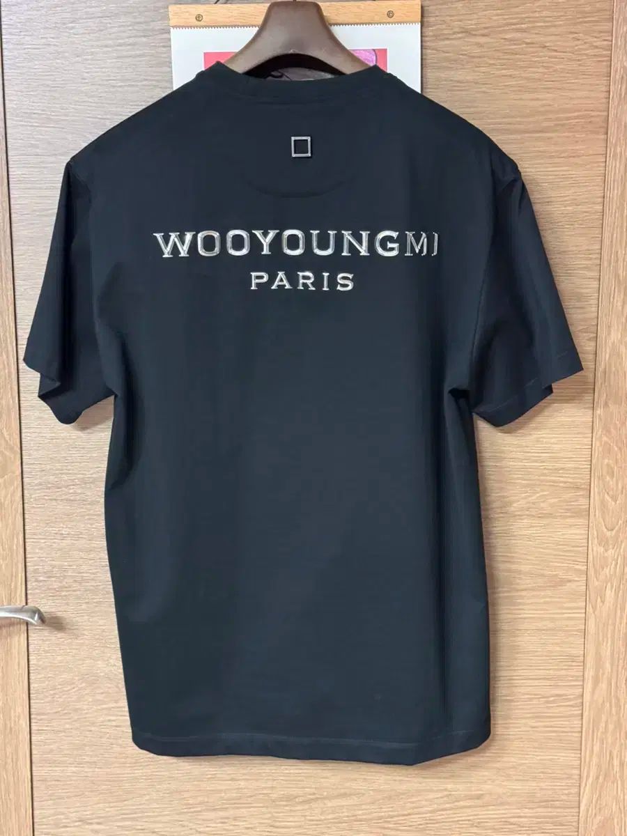 【雷市場（ポンジャン）商品韓国直送】WOOYOUNGMI(ウーヨンミ) シルバー クロム バックロゴ Tシャツ 黒 半袖 44