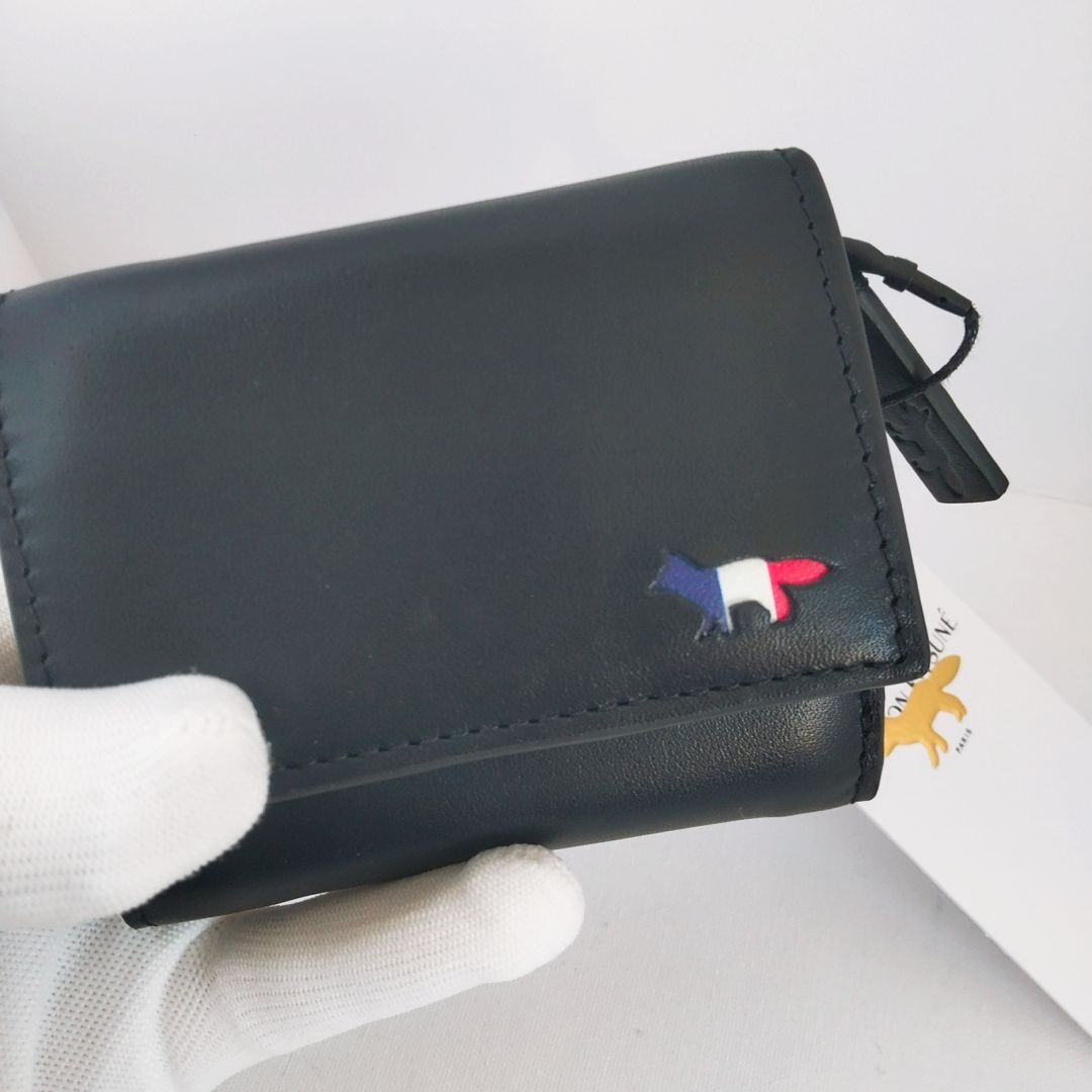 新品未使用】MAISON KITSUNE コンパクト ウォレット 折り畳み財布 メゾンキツネ 3つ折りサイフ - メルカリ