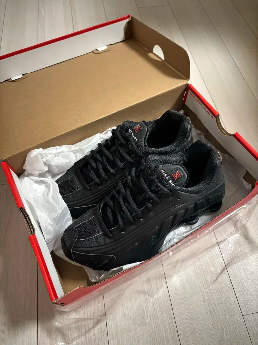 NIKE ナイキ サメ R4 W ブラック マックス オレンジ ブラック AR3565 ー 004