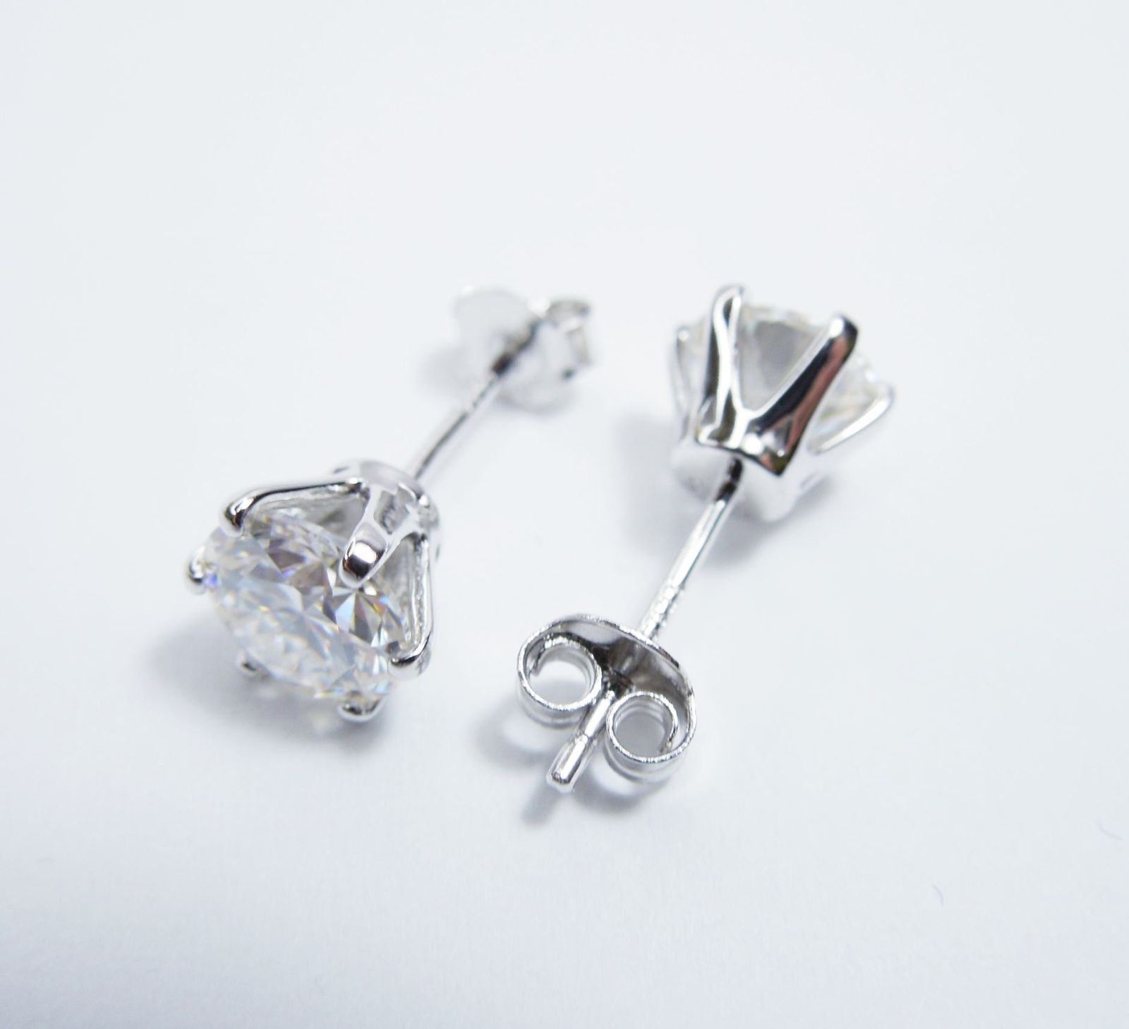 3EX 1ct 合計2ct モアサナイト 6爪 ペアピアス 1ct×2 3EX 1ct 合計2ct モアサナイト 6爪 ペアピアス 1ct×2 - メルカリ