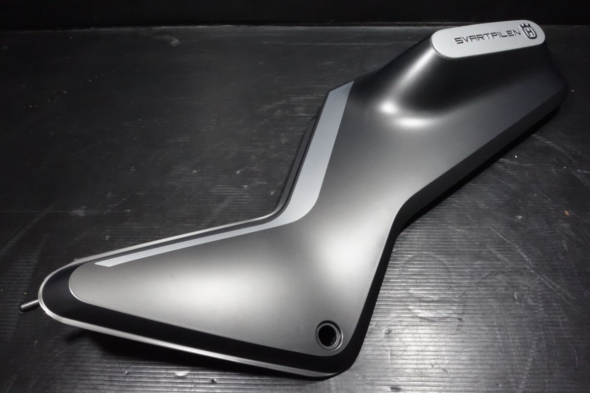 サイドカウル タンク サイド カバー 右 スヴァルトピレン スバルトピレン ハスクバーナ 純正 R20250505