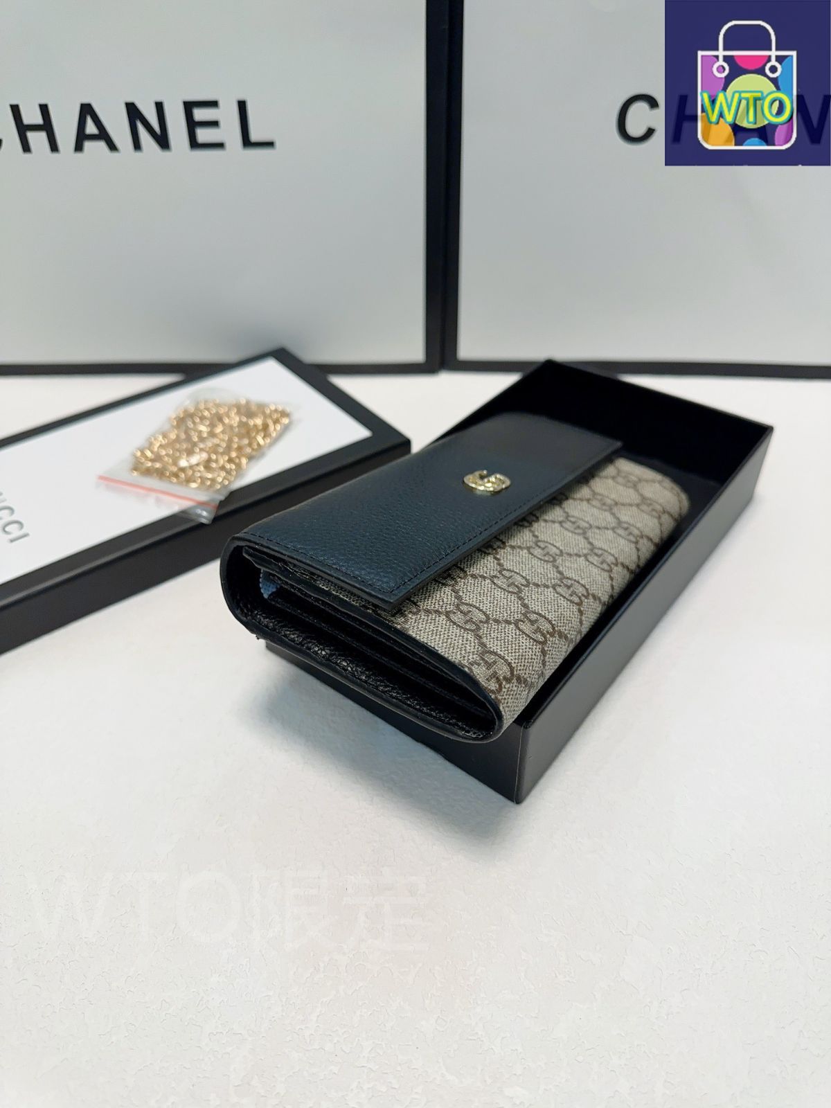 レザーを使用した精巧なハードウェア付きデザイン