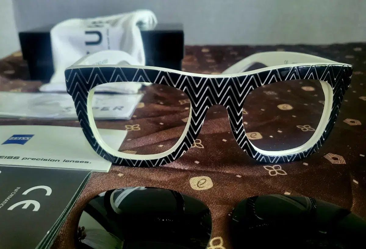 ♥ SUPER スーパー ブラック-ホワイト サングラス