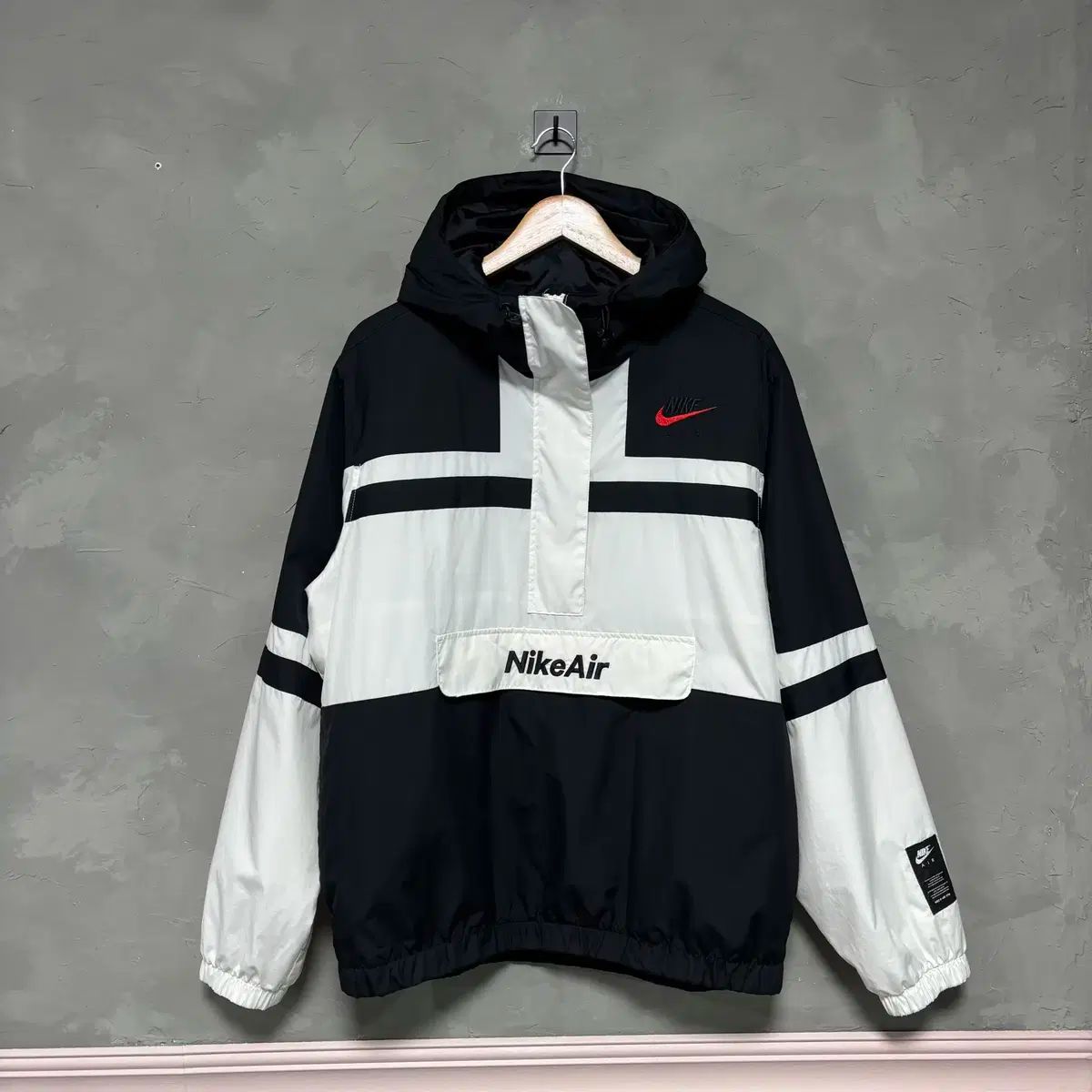 Nike(ナイキ） エアー アノラック ウインドブレーカー 白 白×黒 - メルカリ