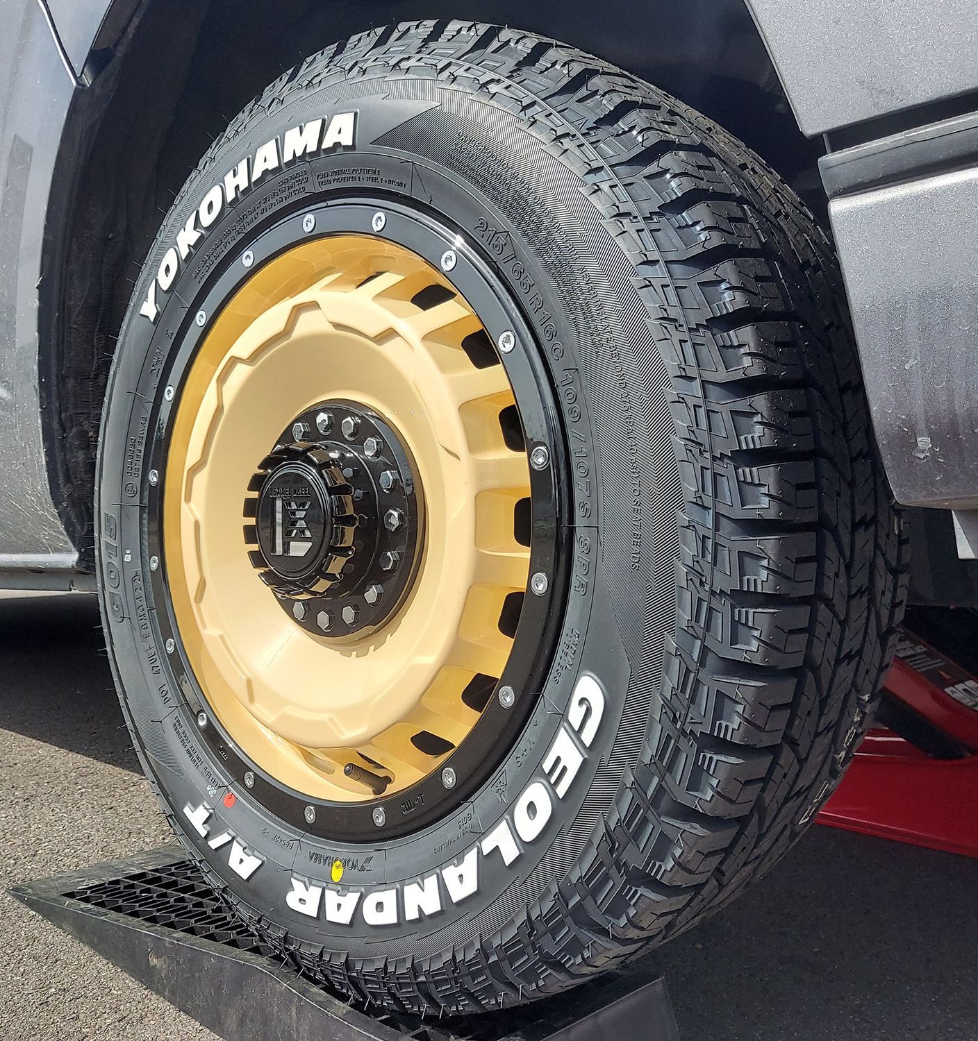 ハイエース　ジオランダー　A/T ホワイトレター215/65R16 車検対応/バン適合規格 200系ハイエース レジアスエース タイヤ