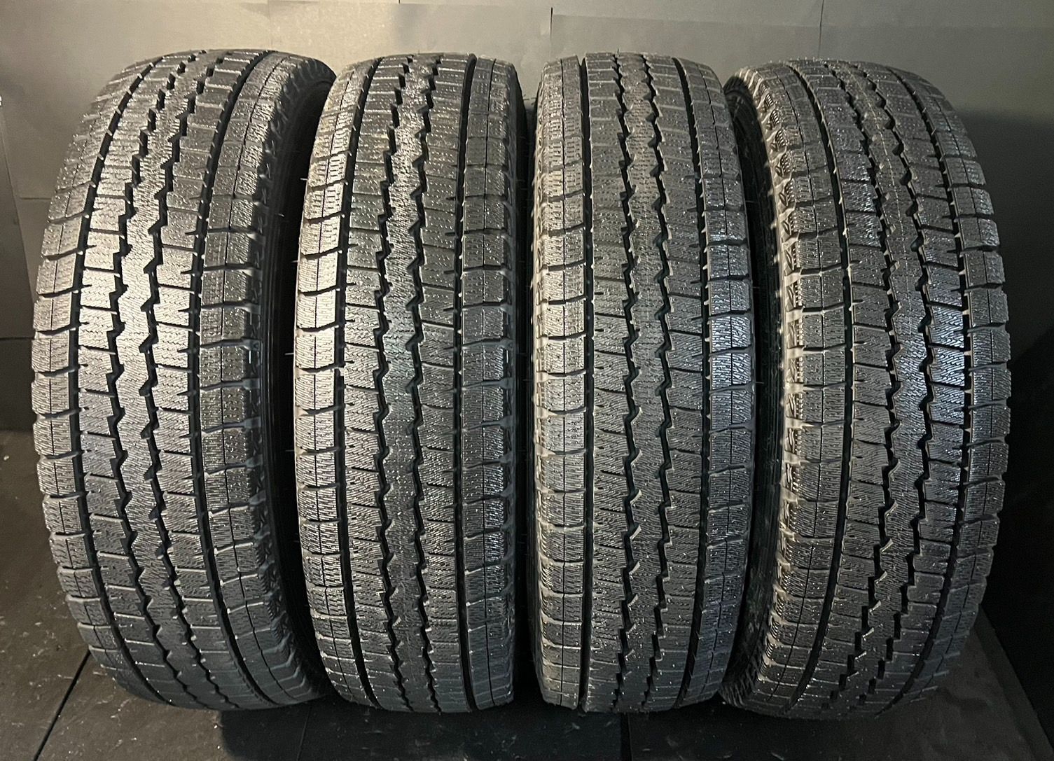 イボ付き 2020年製 約9.9分山 ダンロップ DUNLOP ウィンターマックス WINTER MAXX SV01 スタッドレス 195 80R15 107 105L LT 4本 h_381