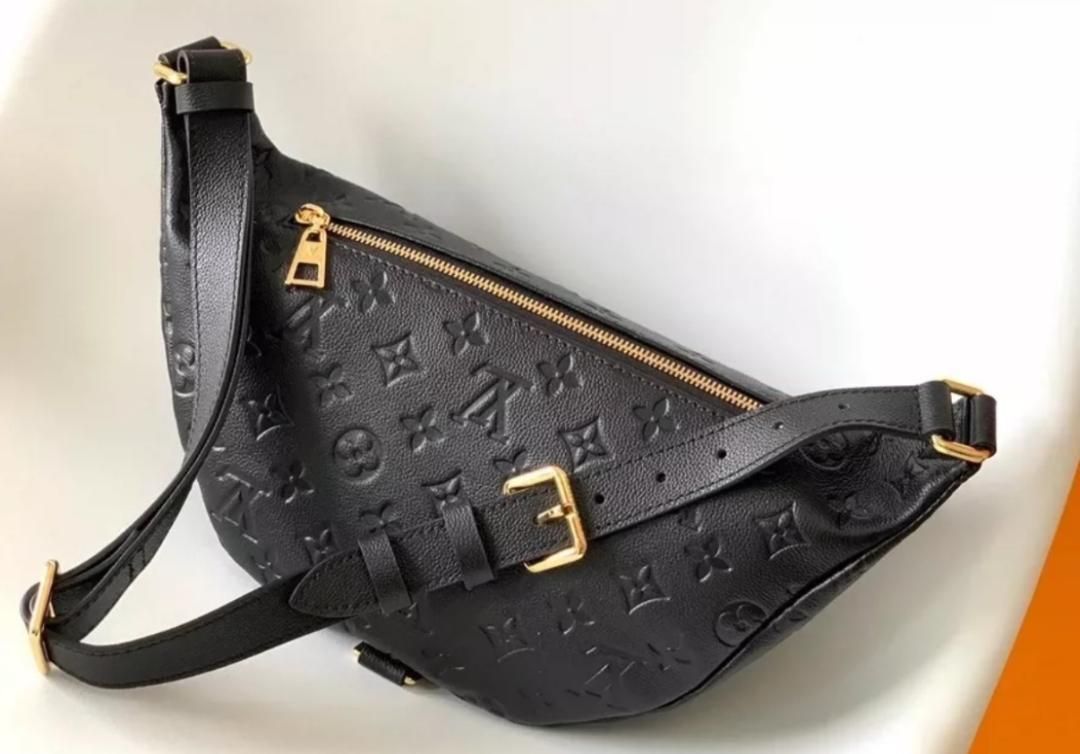 ブラックのスタイリッシュなショルダーバッグ