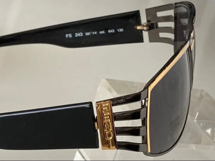 ケース・オマケ】 FENDI ゴールド縦にFENDIの文字 サングラス 未使用 