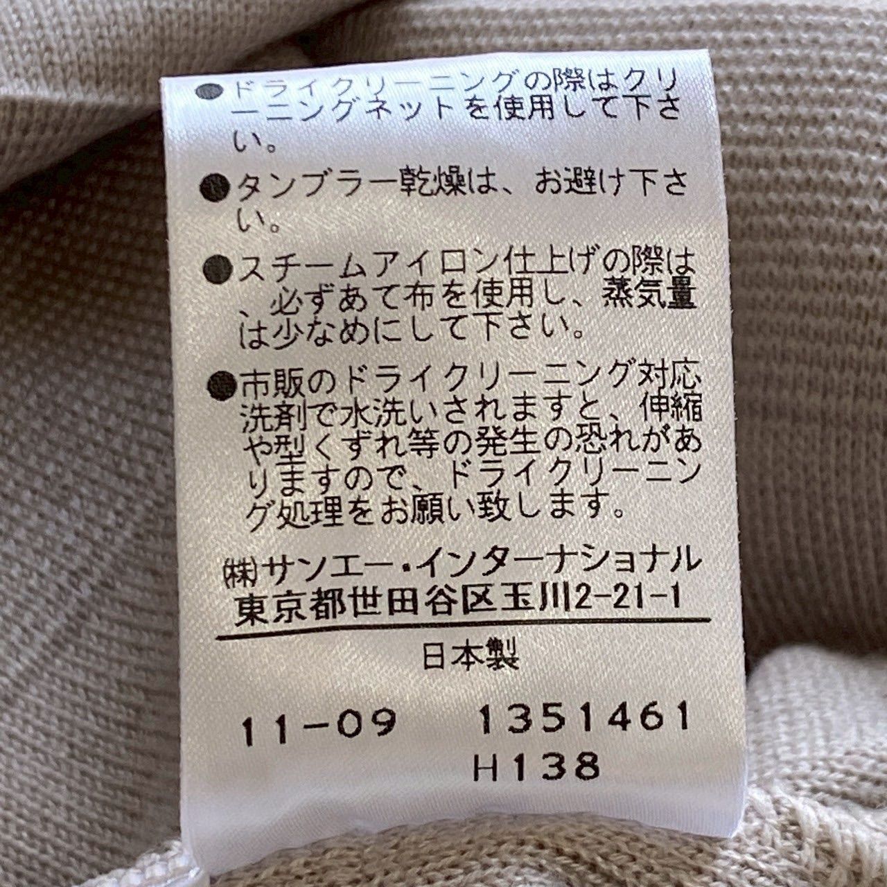 グレー