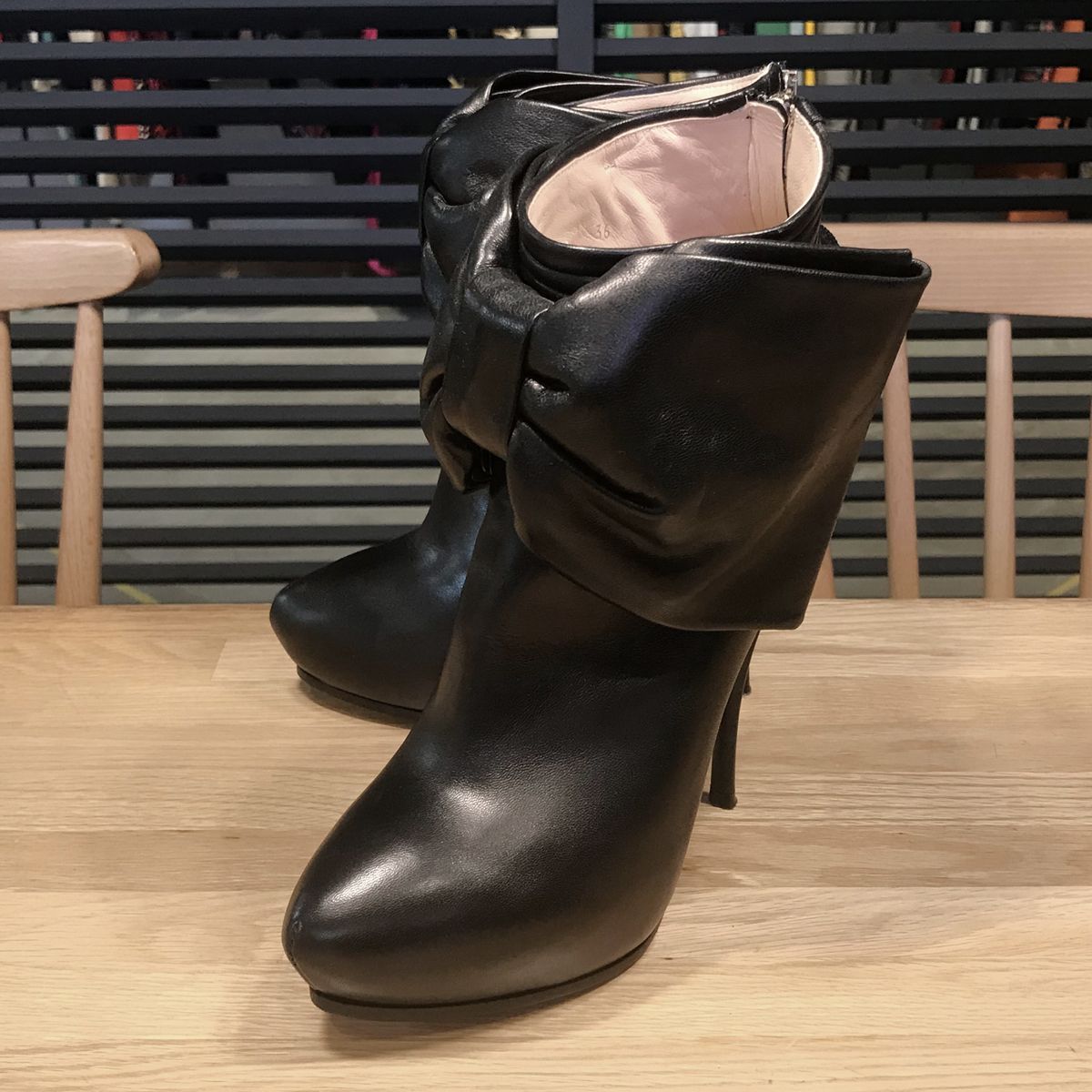 新品 UGG スリッパ ルームシューズ 黒×イエロー 反射パイピング 26
