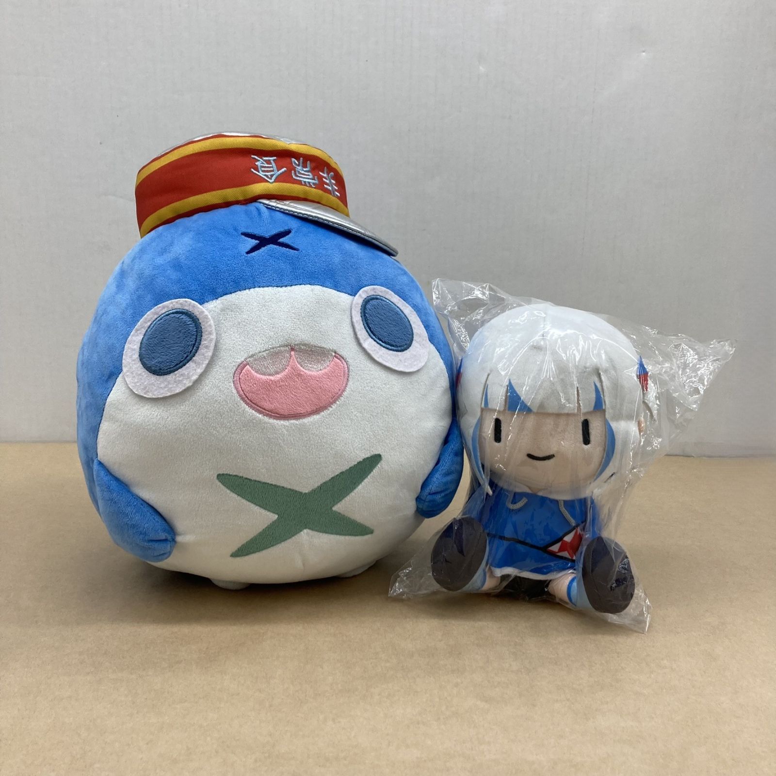 ホロライブプロダクション EN Smolぬいぐるみ がうる・ぐら /ブース 活動半年記念 Gawr Gura マスコットぬいぐるみ Bloop 未開封品含む 2点セット【M2291-003】