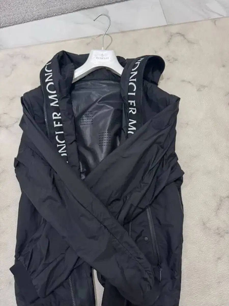 MONCLER(モンクレール) 中日 2 ジャンパー・ブルゾン